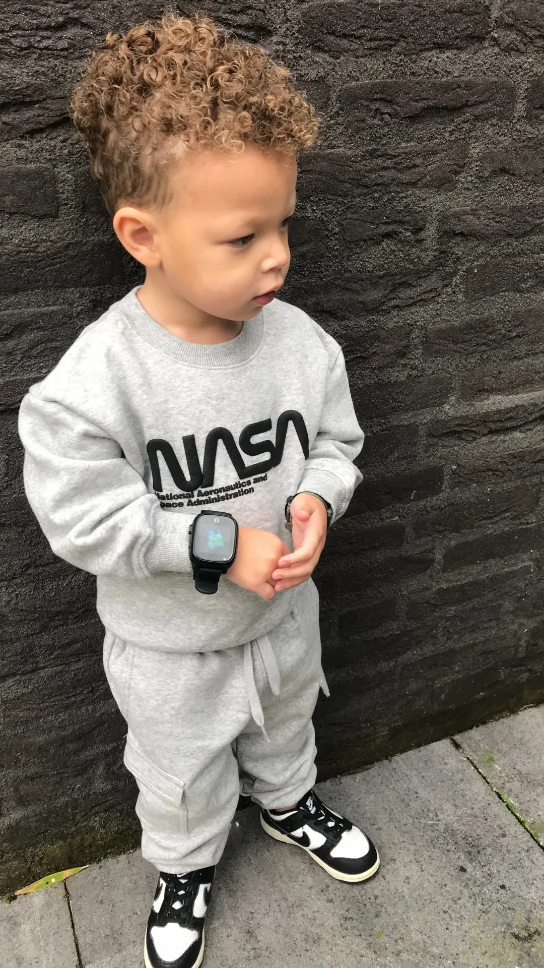 Mijn zoon van 4 voelt zich een echte superheld met zijn DEPLAY KidWatch!